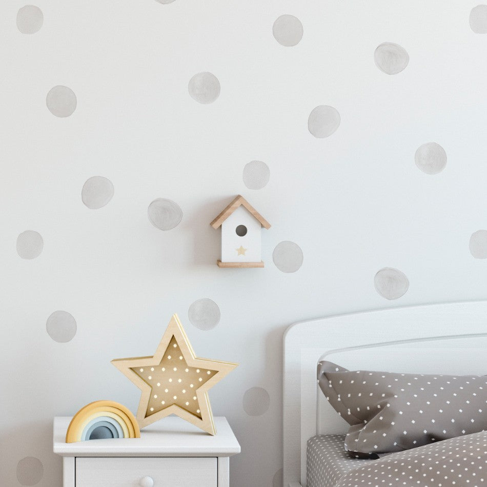 Nuestro diseño de papel pintado Lunares tonos gris tiene el fondo blanco roto. Una opción muy neutra y suave para la decoración infantil.