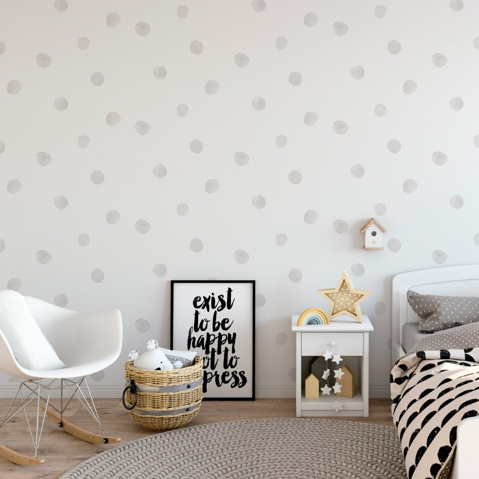 Nuestro diseño de papel pintado Lunares tonos gris tiene el fondo blanco roto. Una opción muy neutra y suave para la decoración infantil.