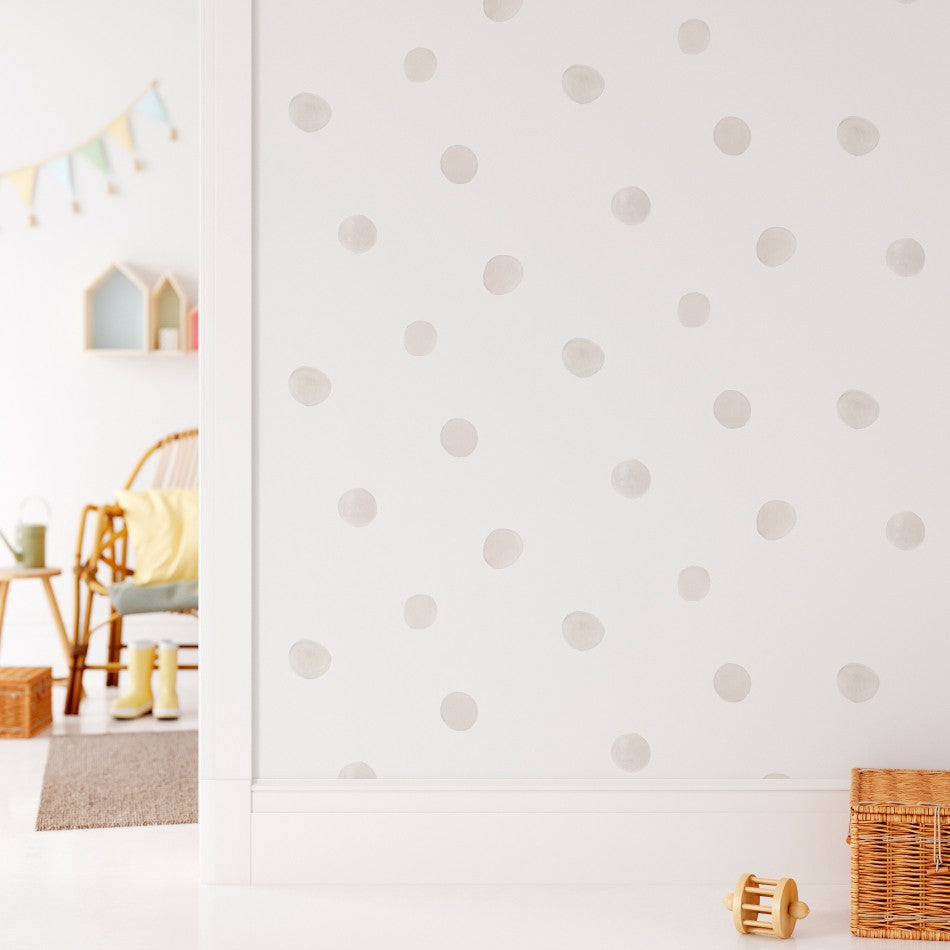 Papel pintado infantil Lunares beige: dulces círculos dibujados en acuarela, hechos con colores muy suaves de beige grisáceo para quien busca una decoración neutra para el cuarto infantil.