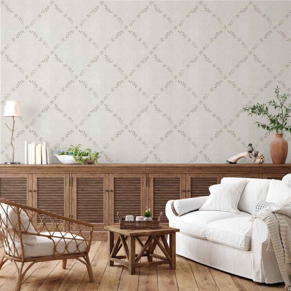 El papel pintado Rosegarden lino cuenta con un delicado diseño en tono verde oliva grisáceo de entramado de hojas y flores formando rombos, en un elegante fondo con acabado efecto tela imitando la textura de lino natural color beige piedra.