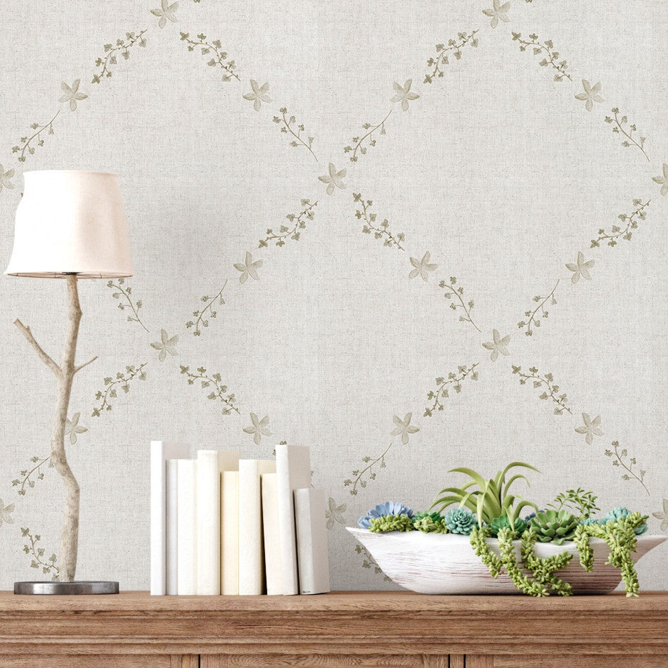 El papel pintado Rosegarden lino cuenta con un delicado diseño en tono verde oliva grisáceo de entramado de hojas y flores formando rombos, en un elegante fondo con acabado efecto tela imitando la textura de lino natural color beige piedra.