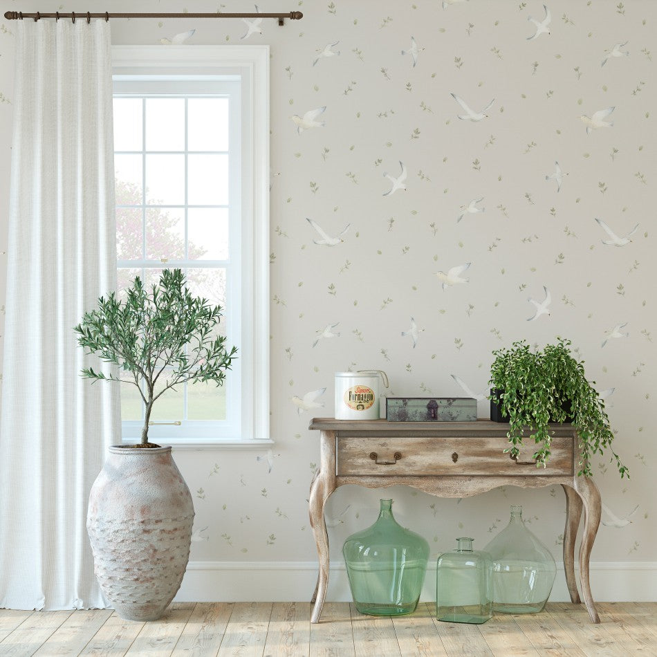 Nuestro Papel pintado Pájaros y Ramas tiene un diseño versátil, que se adapta a la decoración de distintas estancias como el dormitorio principal, salón o incluso un lavabo.