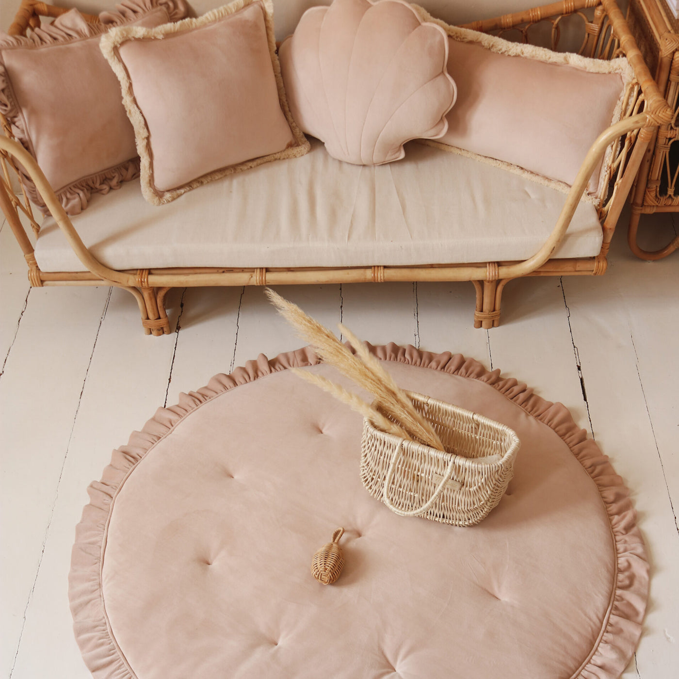 Alfombra redonda de terciopelo para cuarto de bebé con volantes color latte