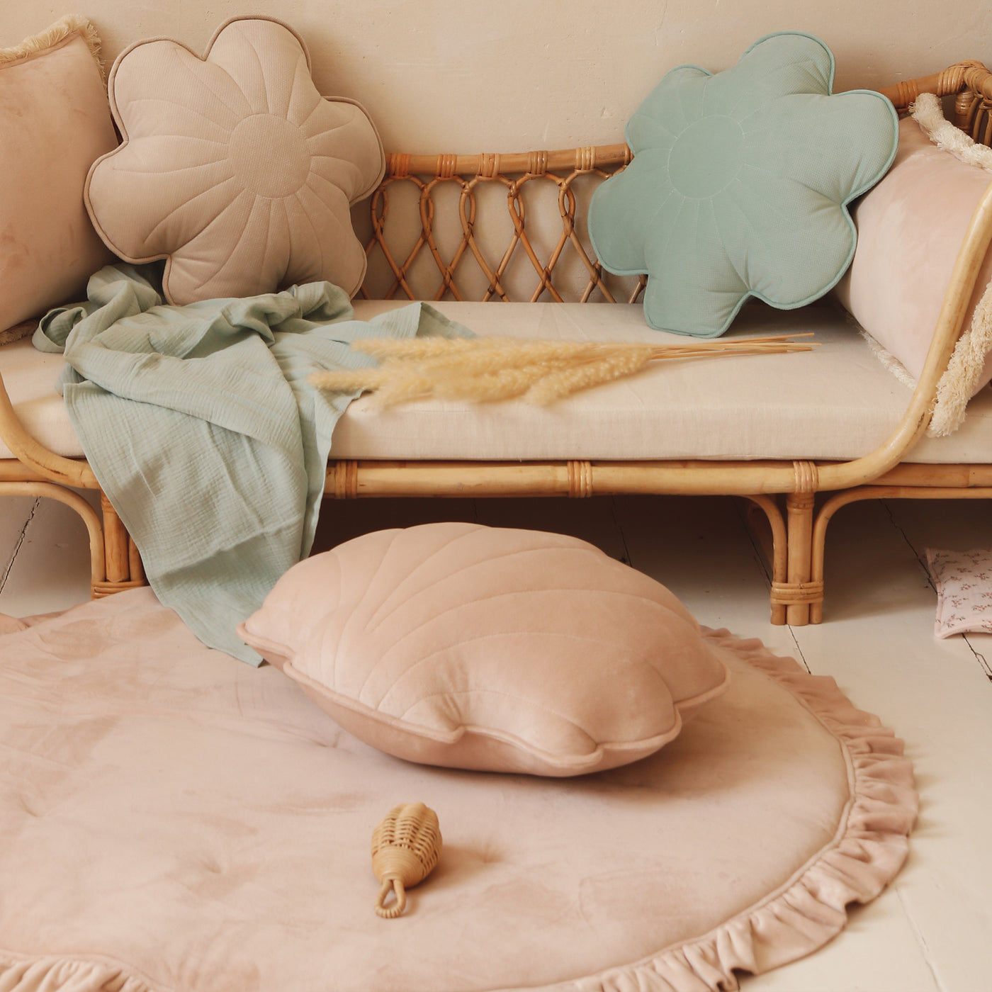 Alfombra de terciopelo para el cuarto del bebé redonda color rosa empolvado