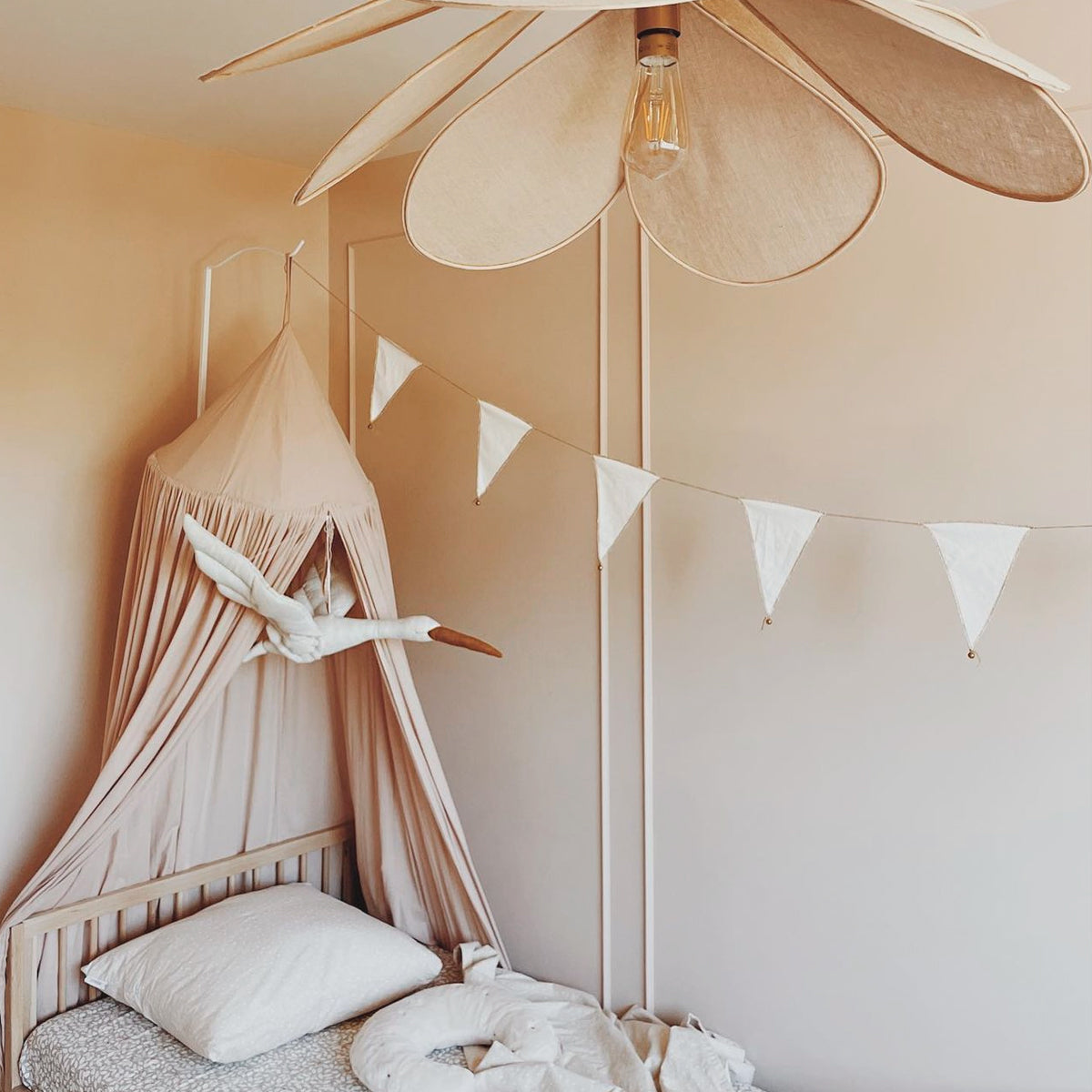 Cigüeña de colgar en la pared de lino para cuarto infantil