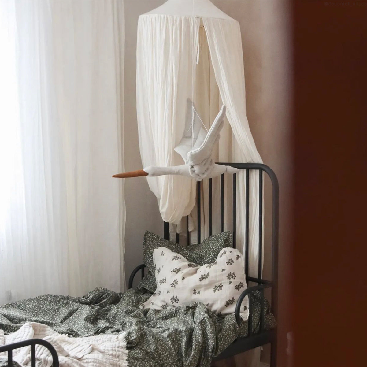 Cigüeña de peluche para decoración del cuarto infantil