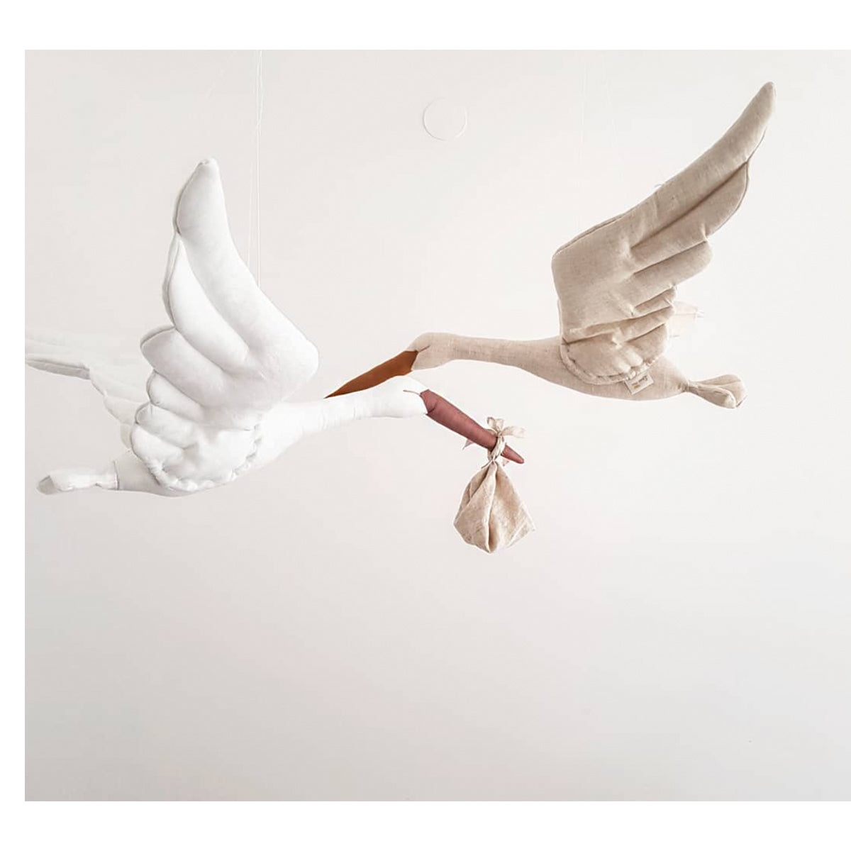 Cigüeña de peluche para decoración de cunas en cuarto de bebé