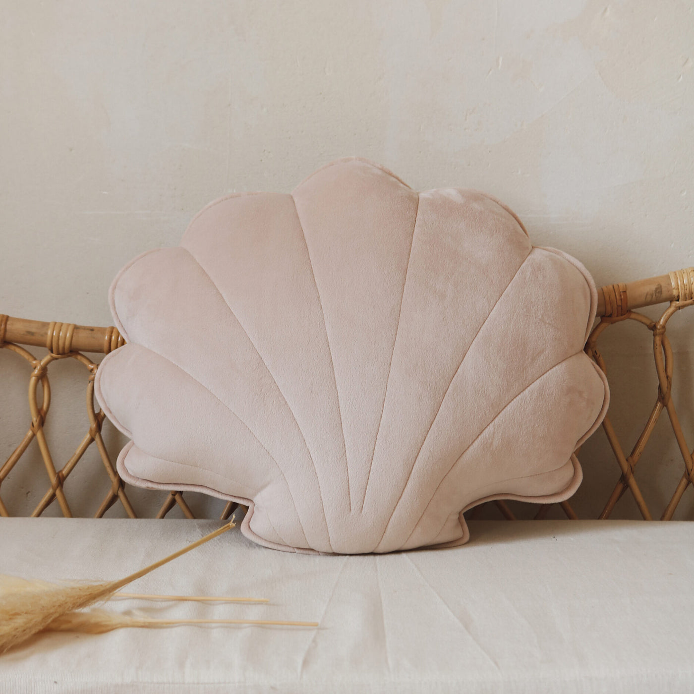Cojín concha de terciopelo color latte para decoración del cuarto de niñas
