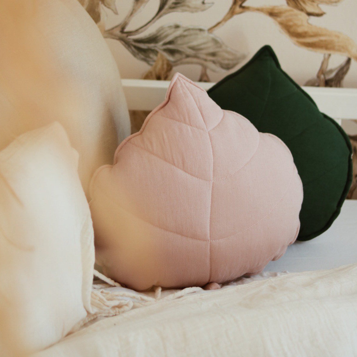 Cojin decorativo infantil lino hoja rosa empolvado