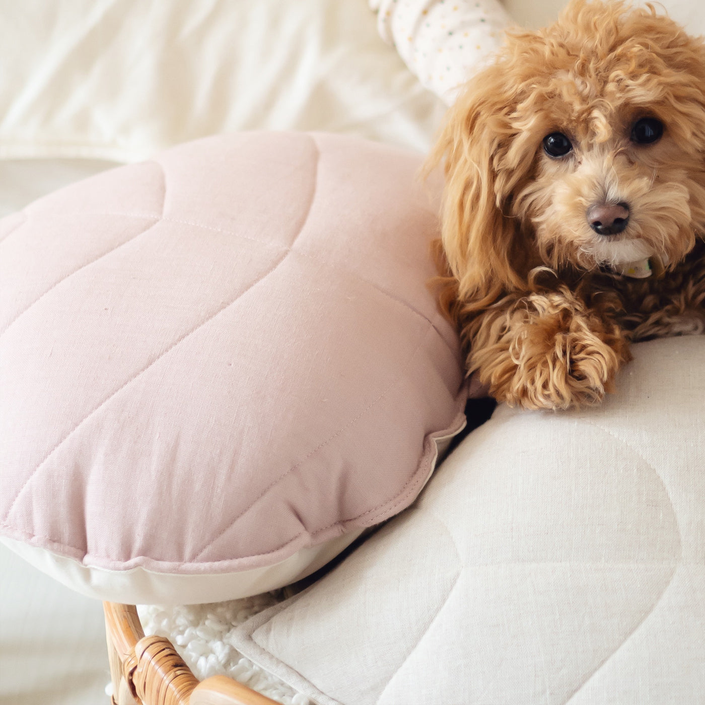 Cojin en formato de hoja color rosa claro para la habitación infantil