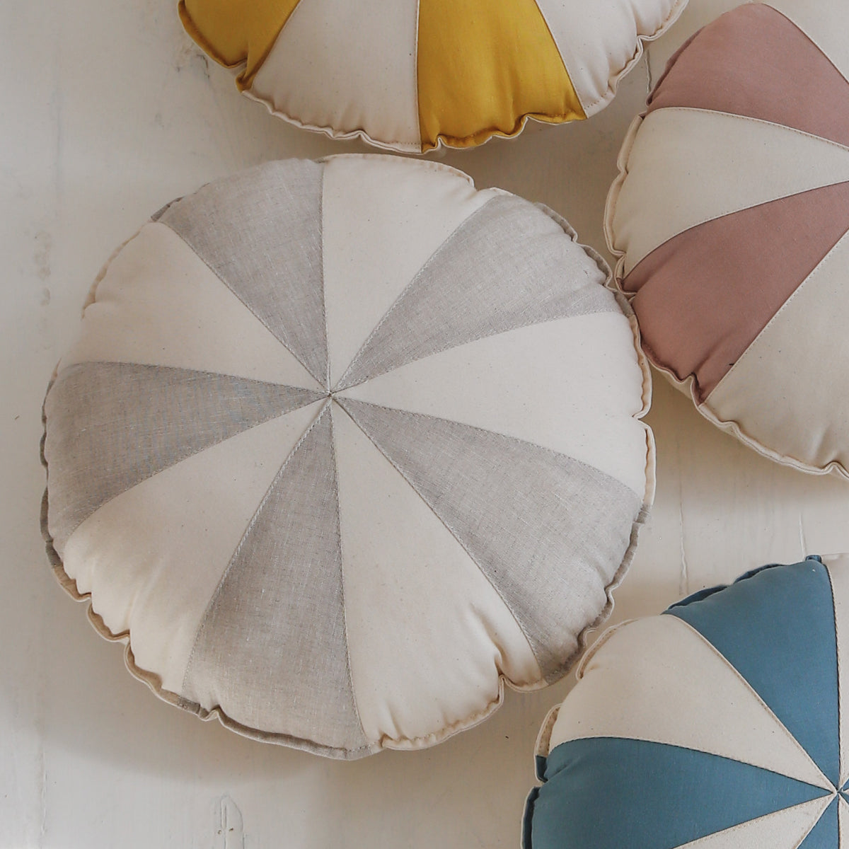 Cojín redondo tema circo color blanco y gris infantil