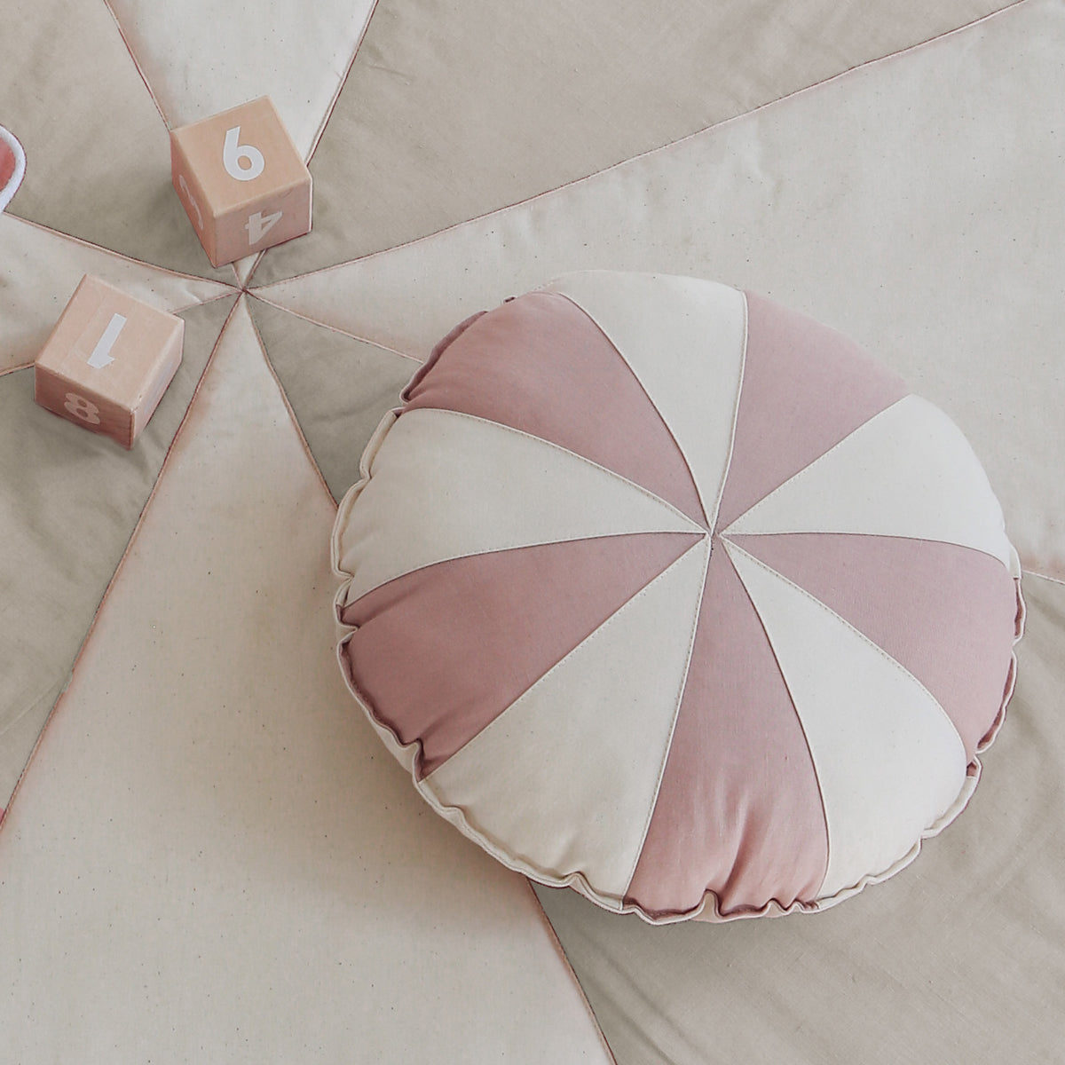 Cojín redondo rosa para decoración tema circo infantil