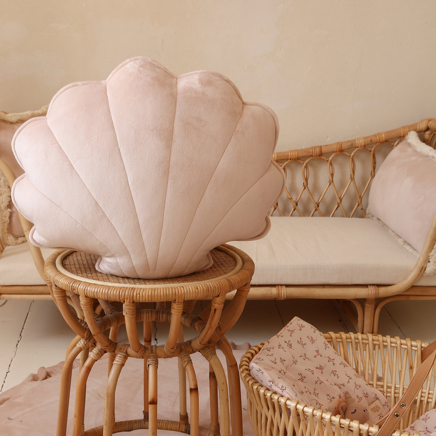 Cojín de terciopelo beige rosado para decoración infantil formato concha