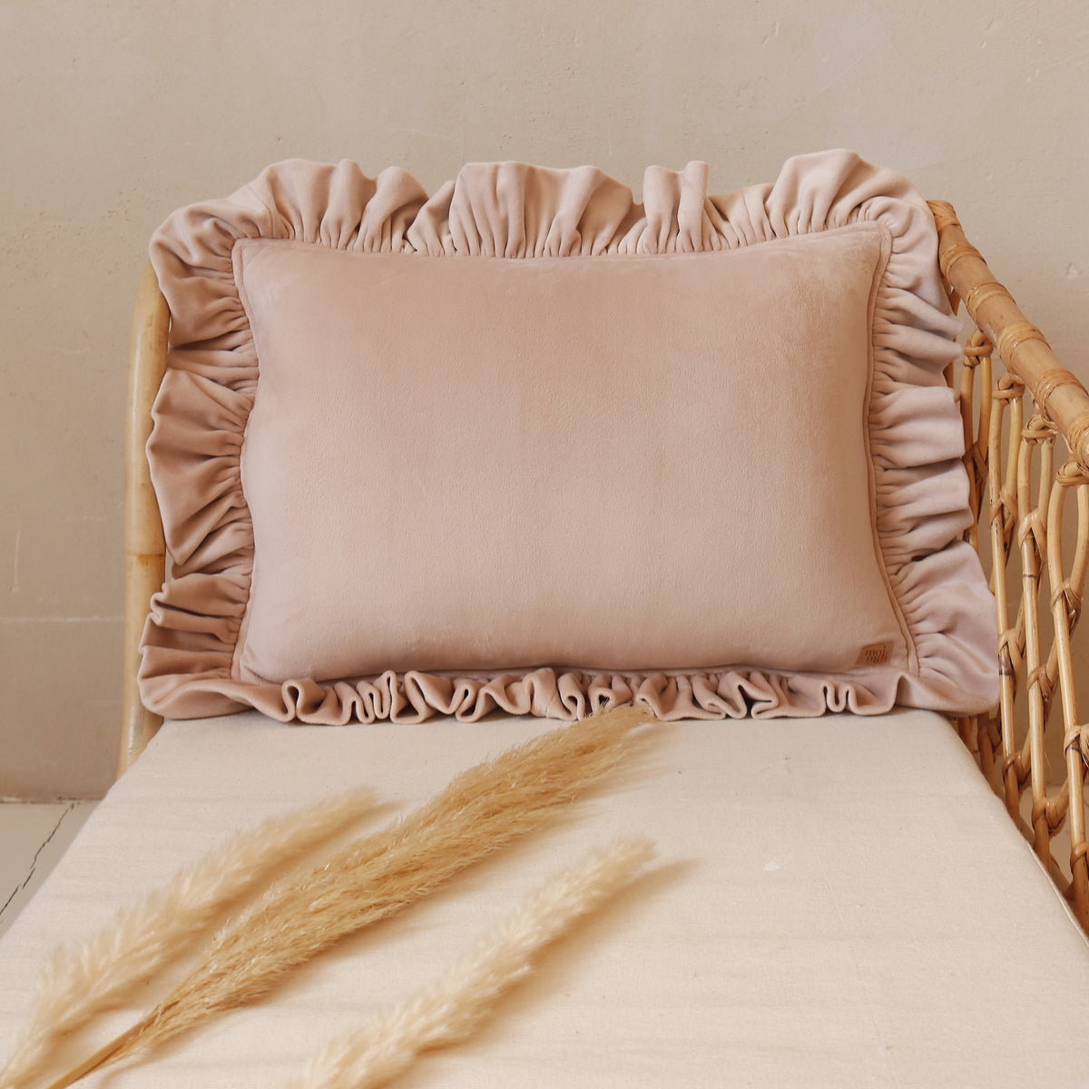 Cojín de terciopelo rosa empolvado con volantes para decoración de cuartos de niñas