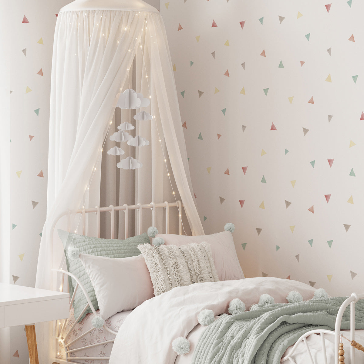 Decoración de cuarto de niña con papel pintado Triángulos
