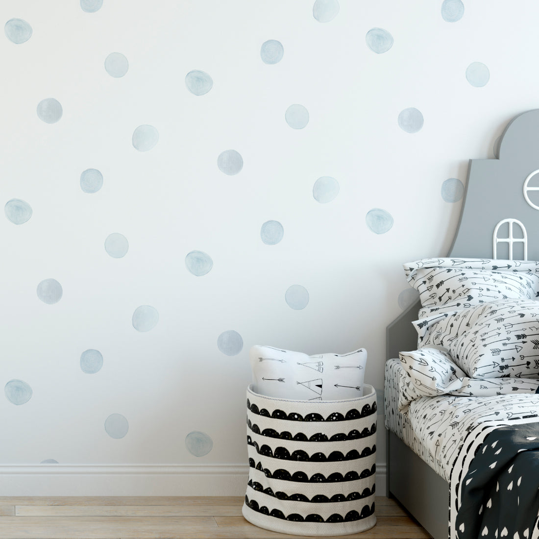 Cuarto infantil con decoración de papel pintado lunares azul