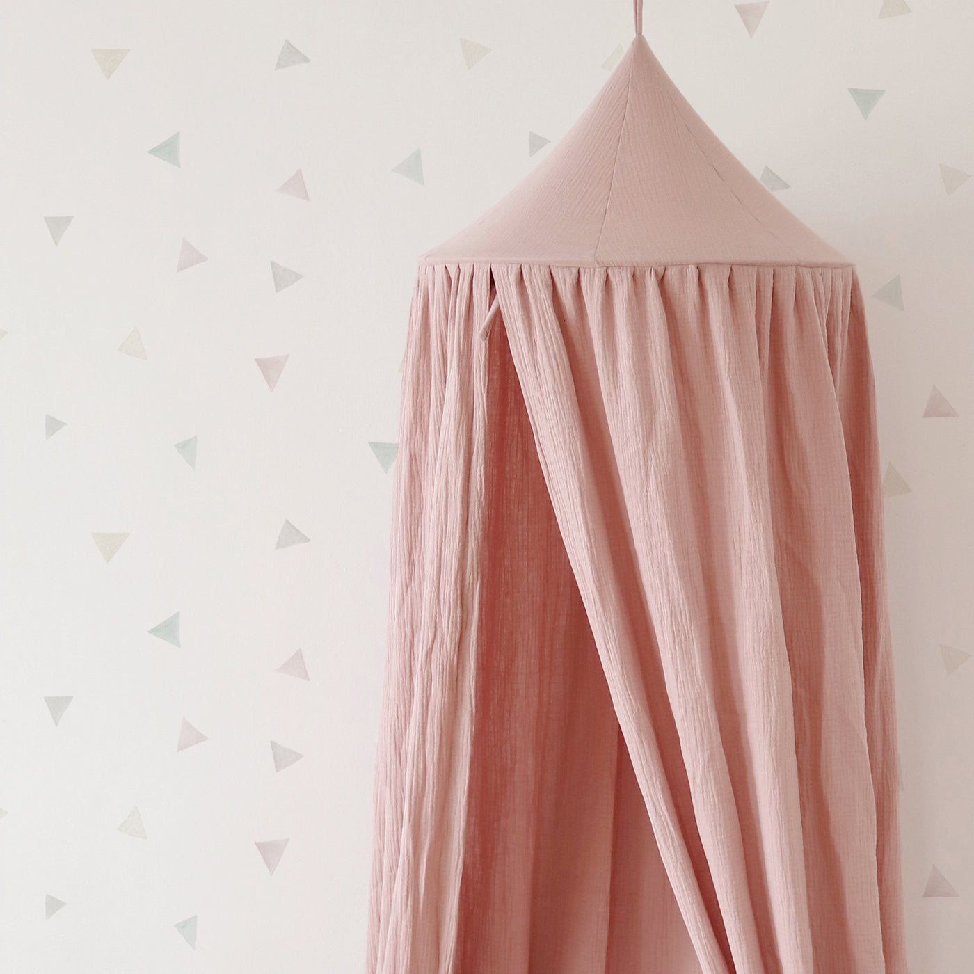 Dosel infantil rosa empolvado para la decoración