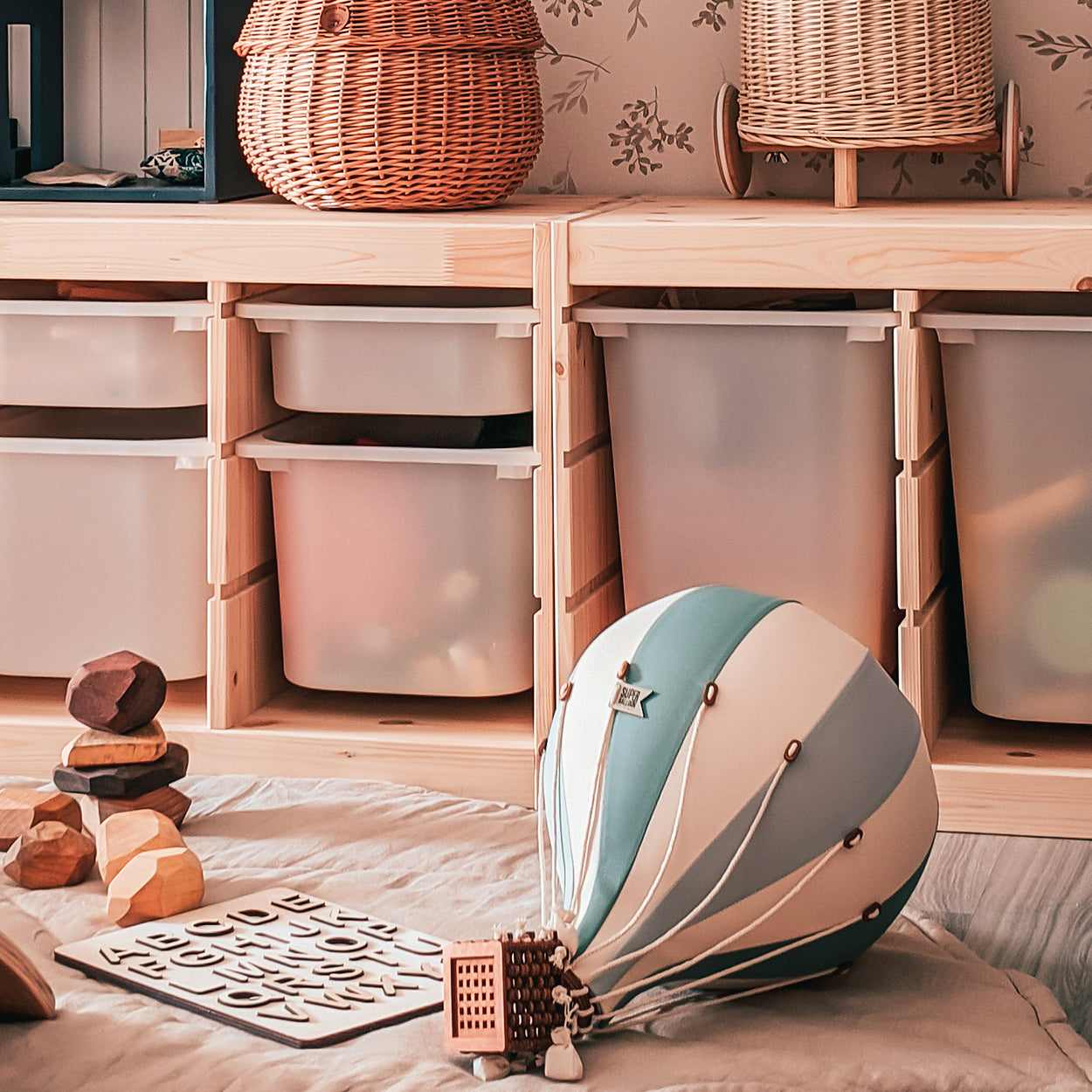 Globo aerostático colgante para decorar cuarto infantil color verde y beige