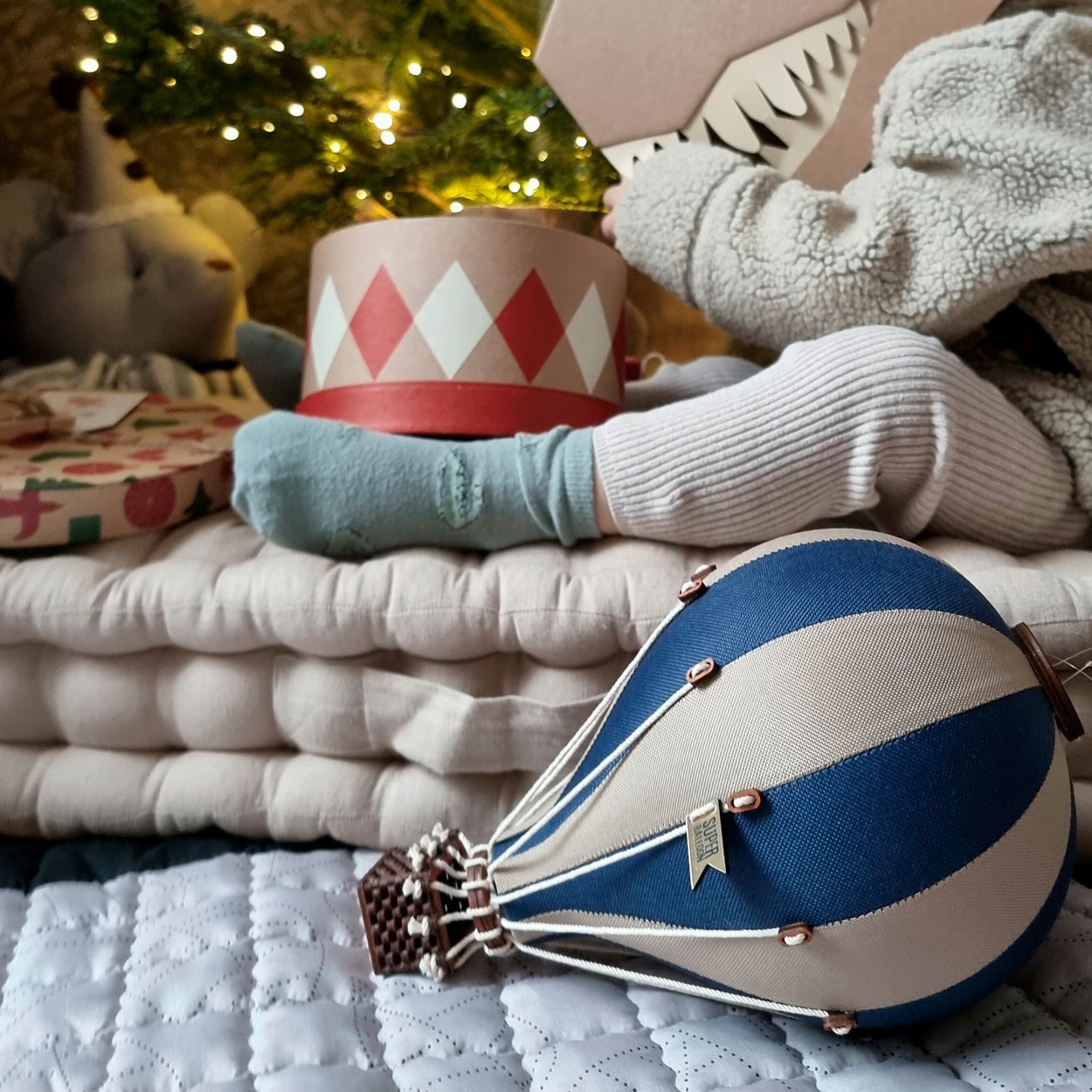 Globo colgante azul navy y beige