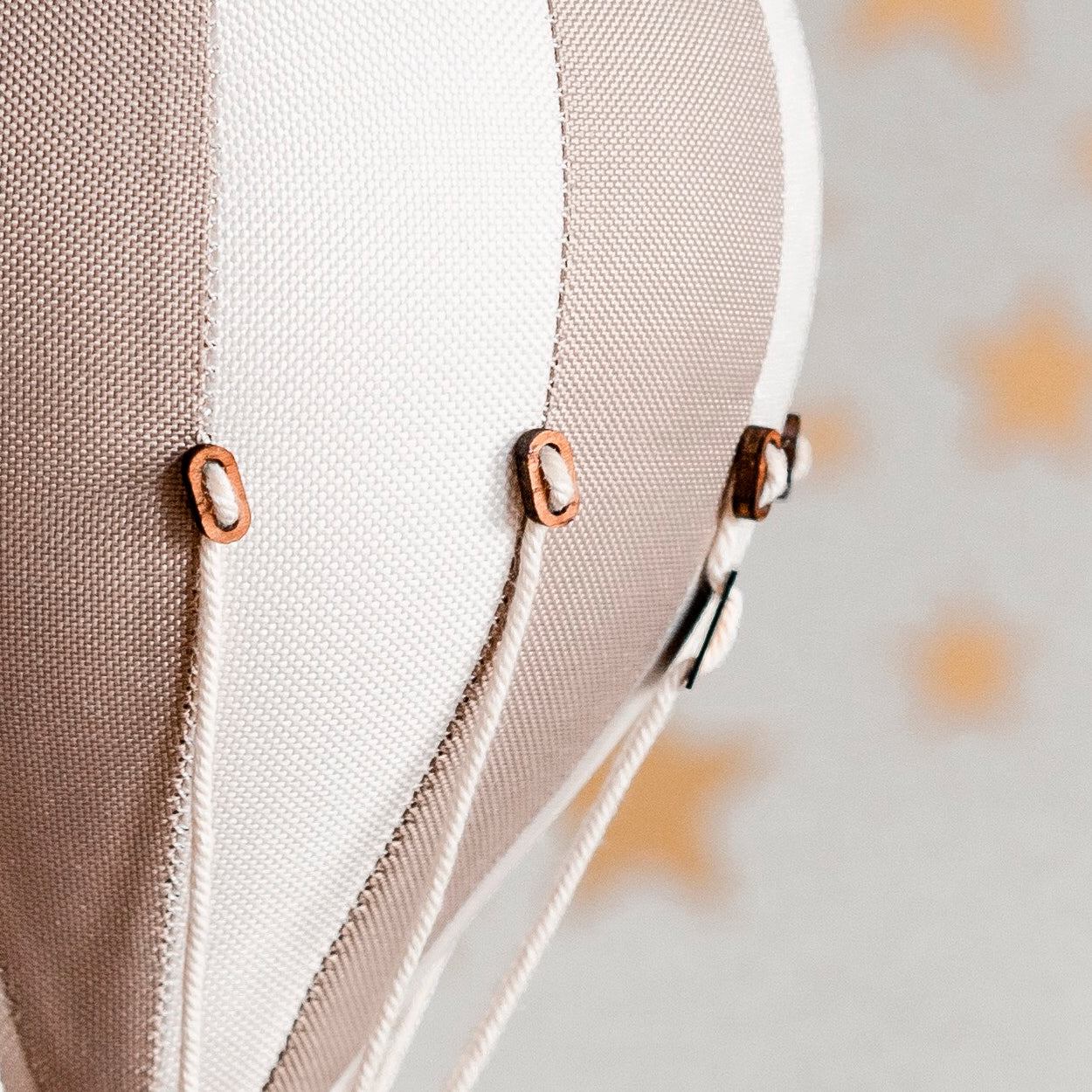 Globo aerostático decorativo infantil crudo y beige