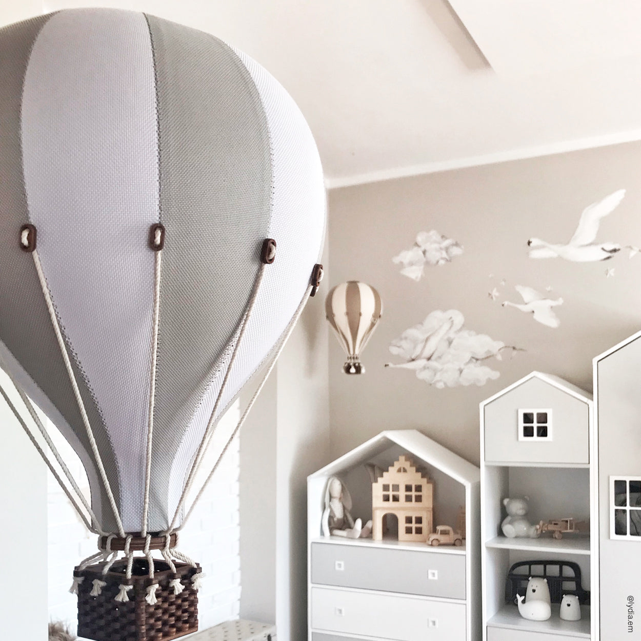 Globo aerostático decorativo infantil gris y blanco