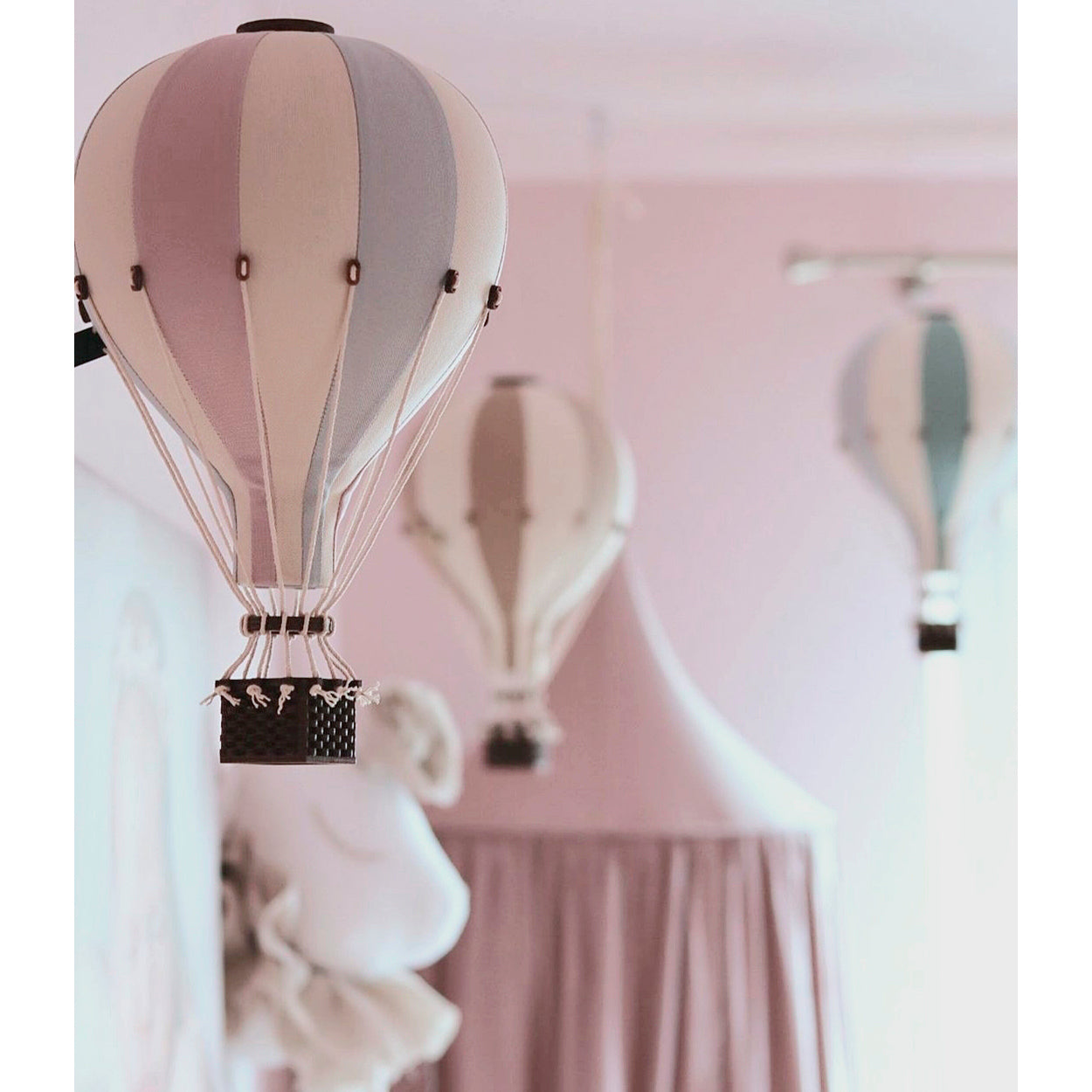 Globo aerostático infantil lila para cuarto de bebé