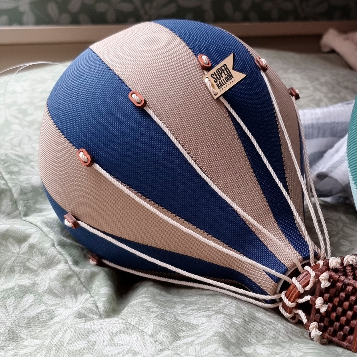 Globo colgante azul navy y beige