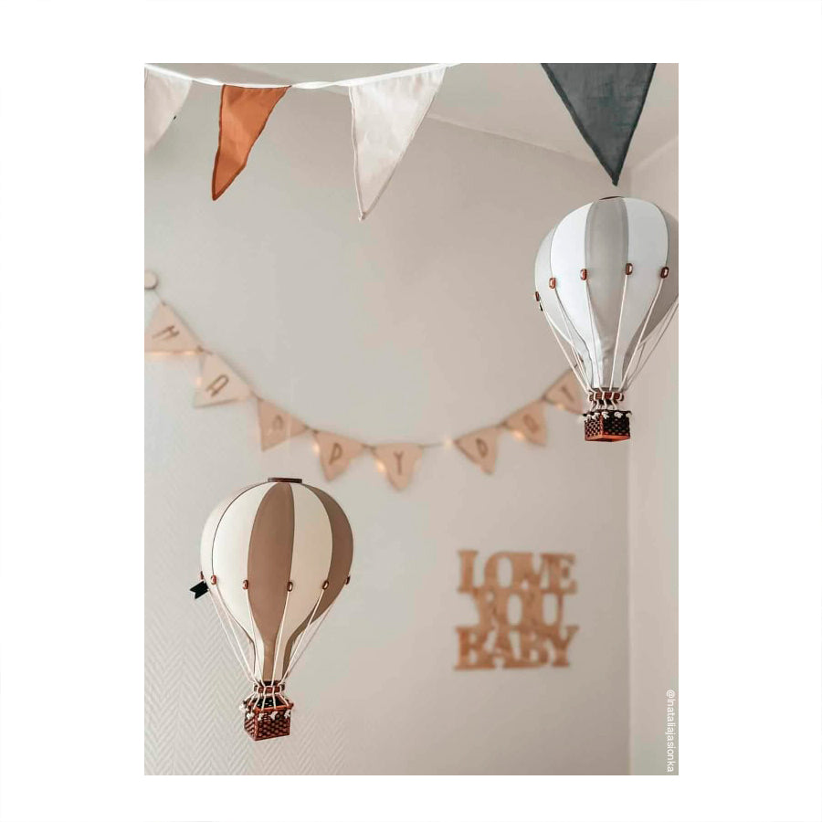 Globo decorativo infantil gris y blanco para el cuarto del bebé