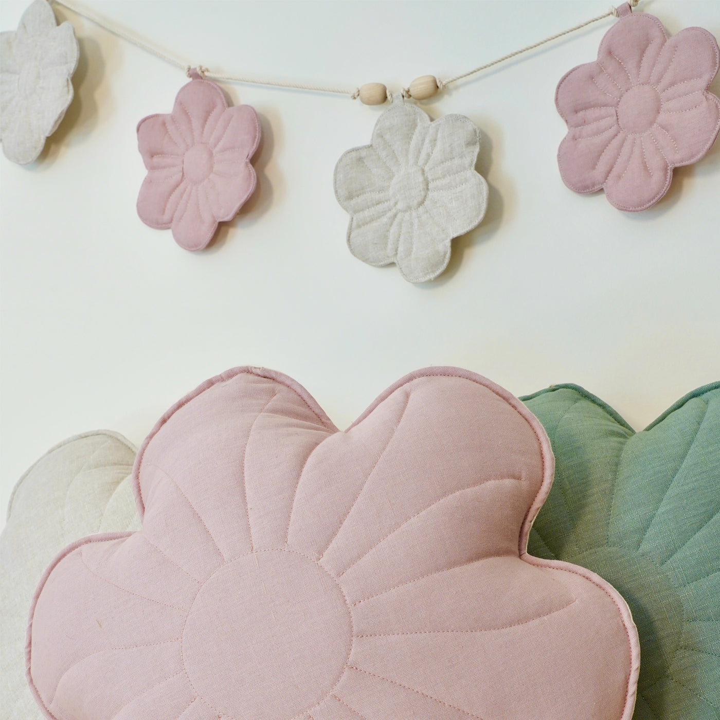 Guirnalda de banderines con flor para decoración rosa bebé