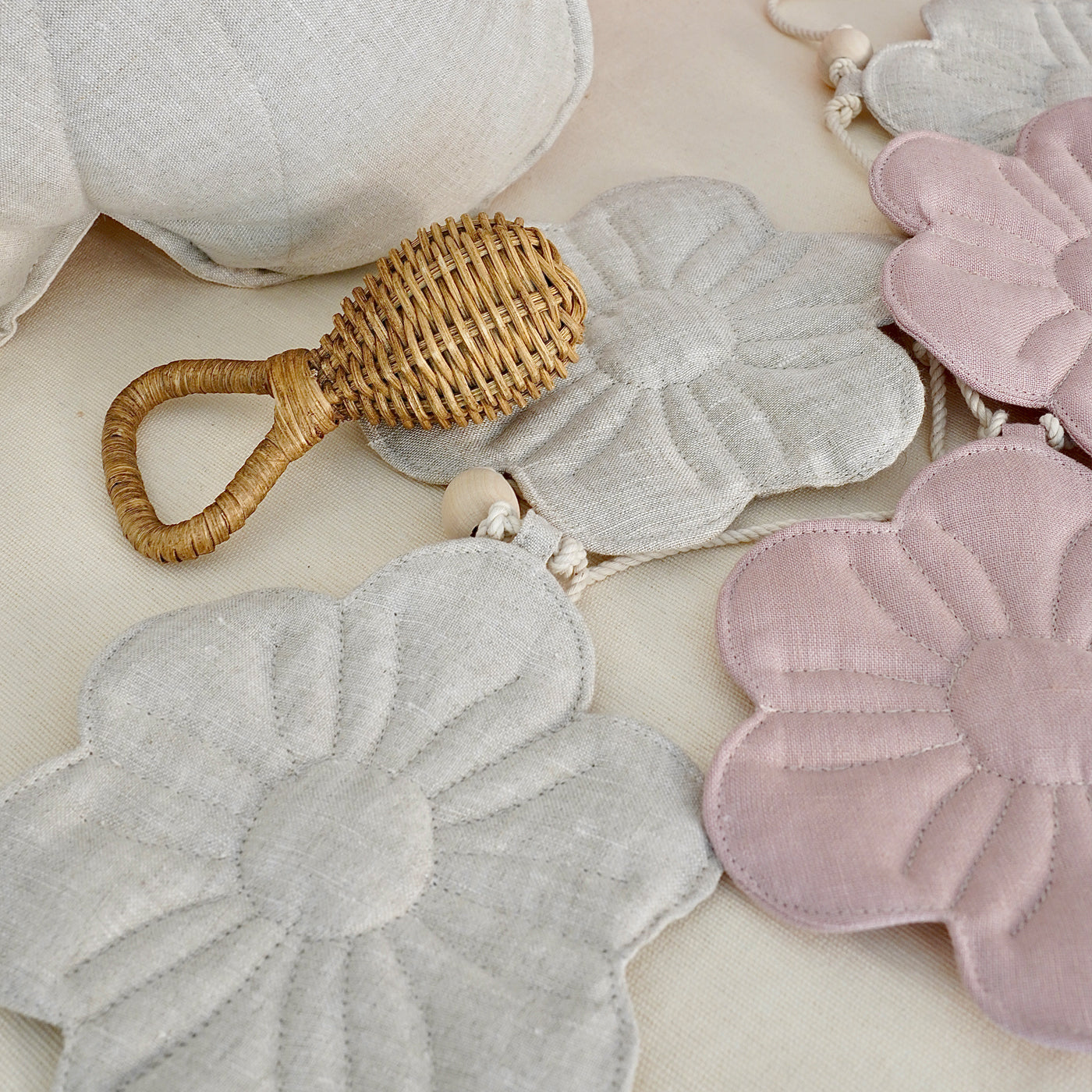 Guirnalda floral para decorar la pared del cuarto infantil rosa y crudo