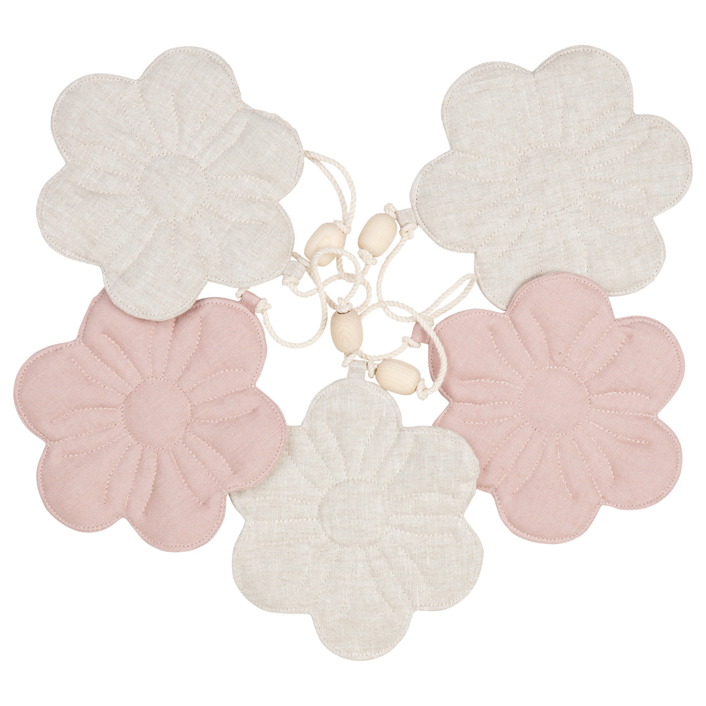 Guirnalda de flores rosa y crudo para decorar el cuarto del bebé