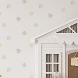 Habitación infantil con decoración de papel pintado topitos de colores
