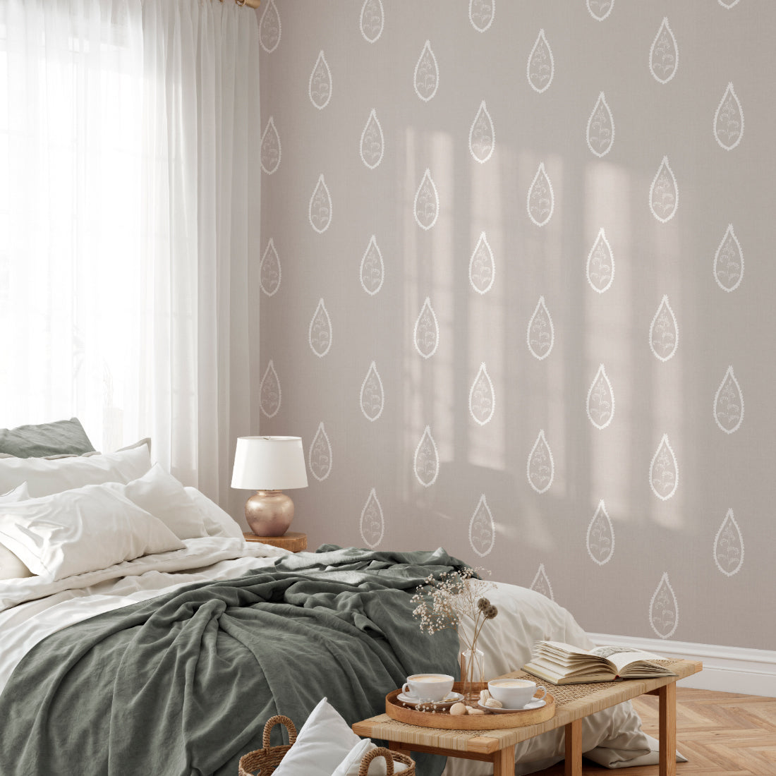 Papel Pintado Piasley Cashmere cuenta con un patrón de estampado vegetal en tonos beige arena que aporta elegancia a la decoración del hogar. Es perfecto para decorar dormitorios o salones por sus tonos neutros.