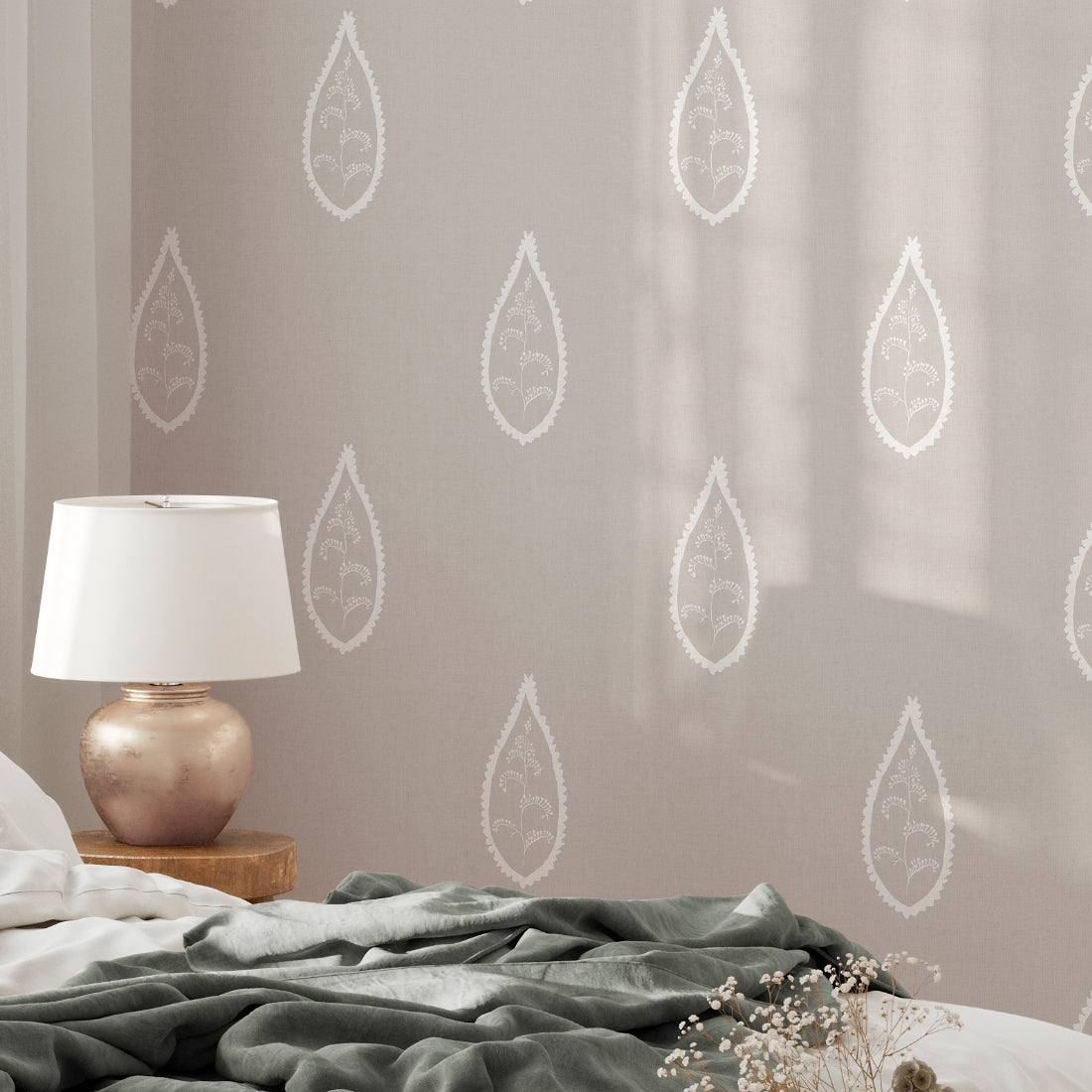 Papel pintado en tonos de beige arena y blanco roto, un diseño clásico y neutro para decoración de ambientes.