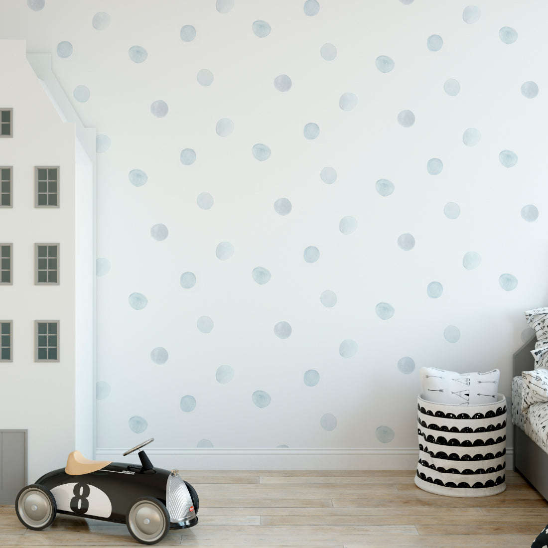 Habitación de niño con papel pintado lunares azul en tonos neutro