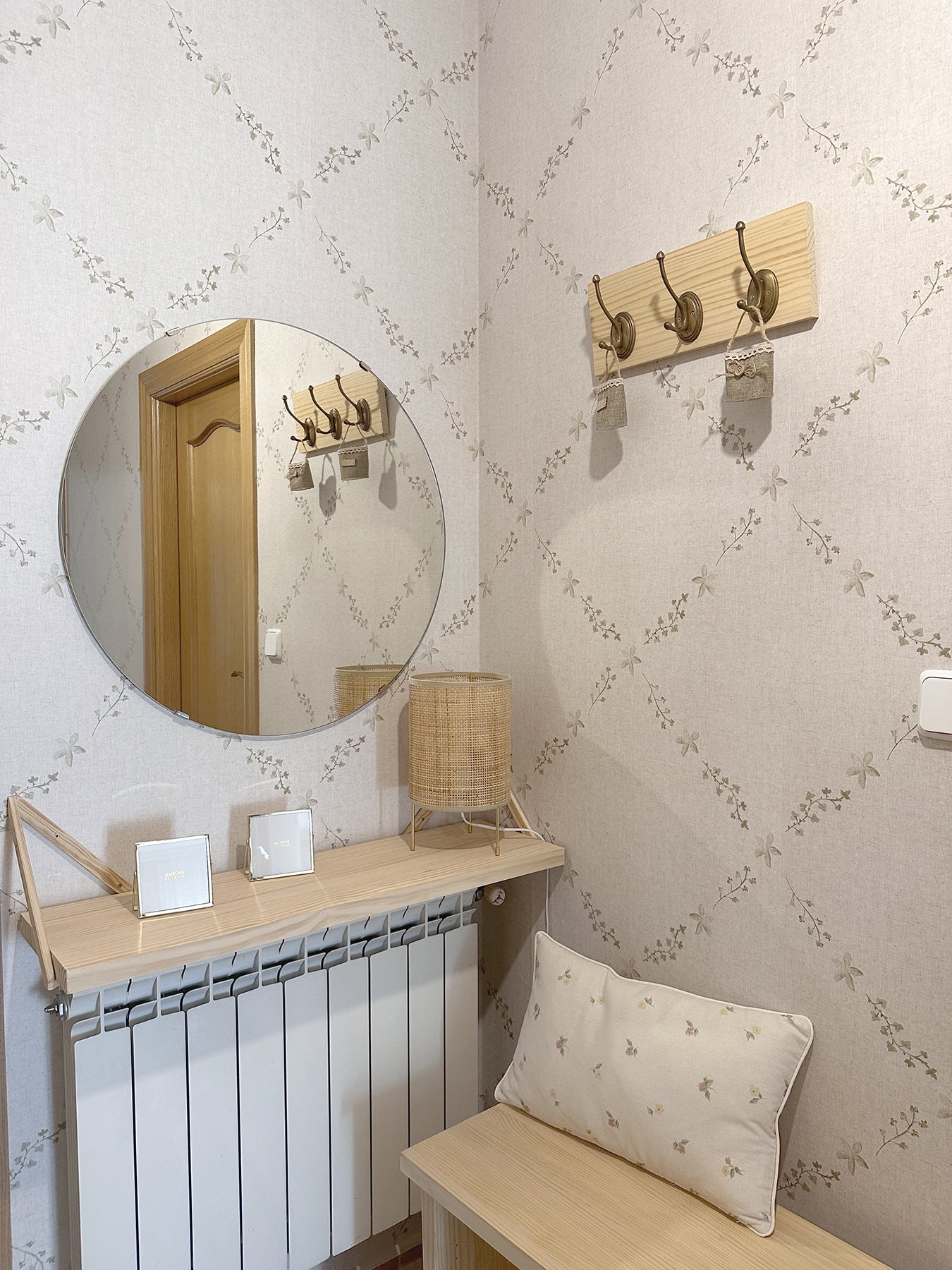 papel-pintado-flores-beige-decorar-recibidores