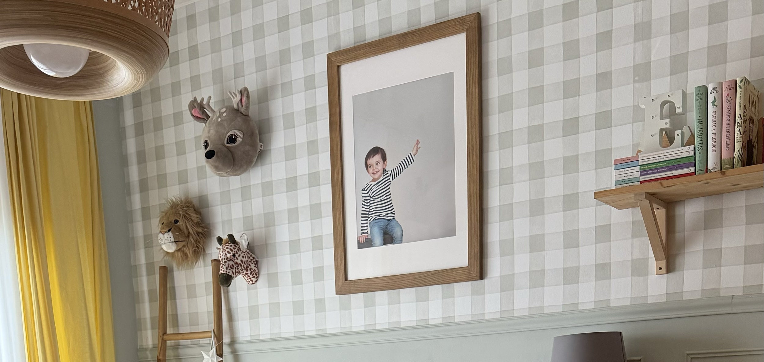  "Habitación infantil estilo safari con papel pintado Vichy Verde