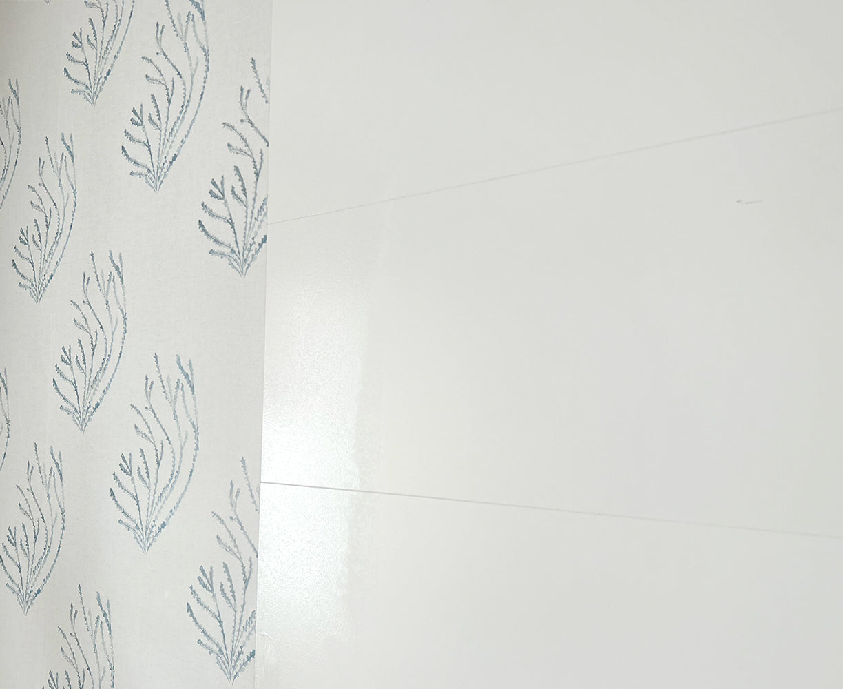 Papel pintado TNT Veridiana Verde sobre azulejos