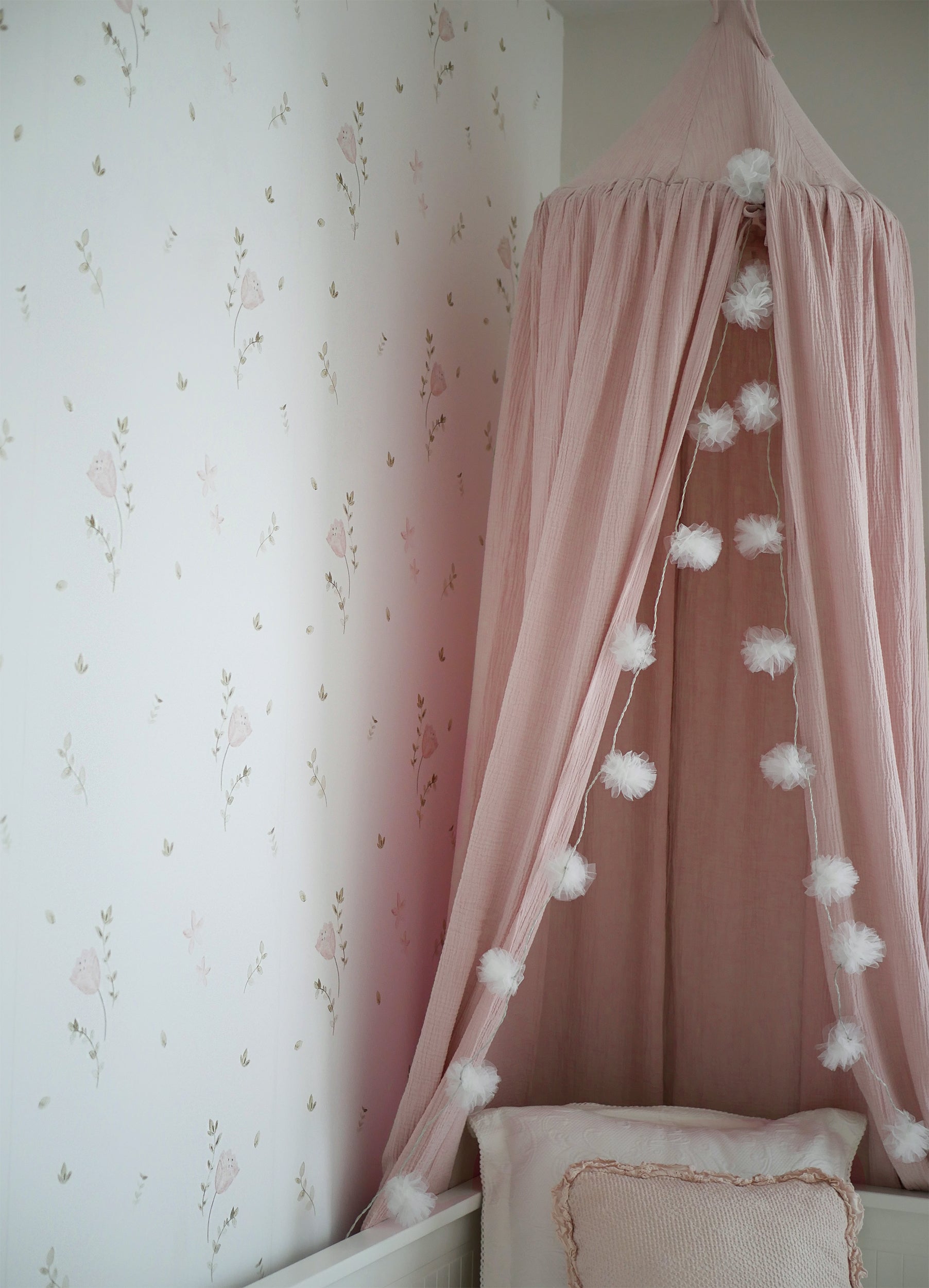 La habitación de Carla con el papel Flores del Campo