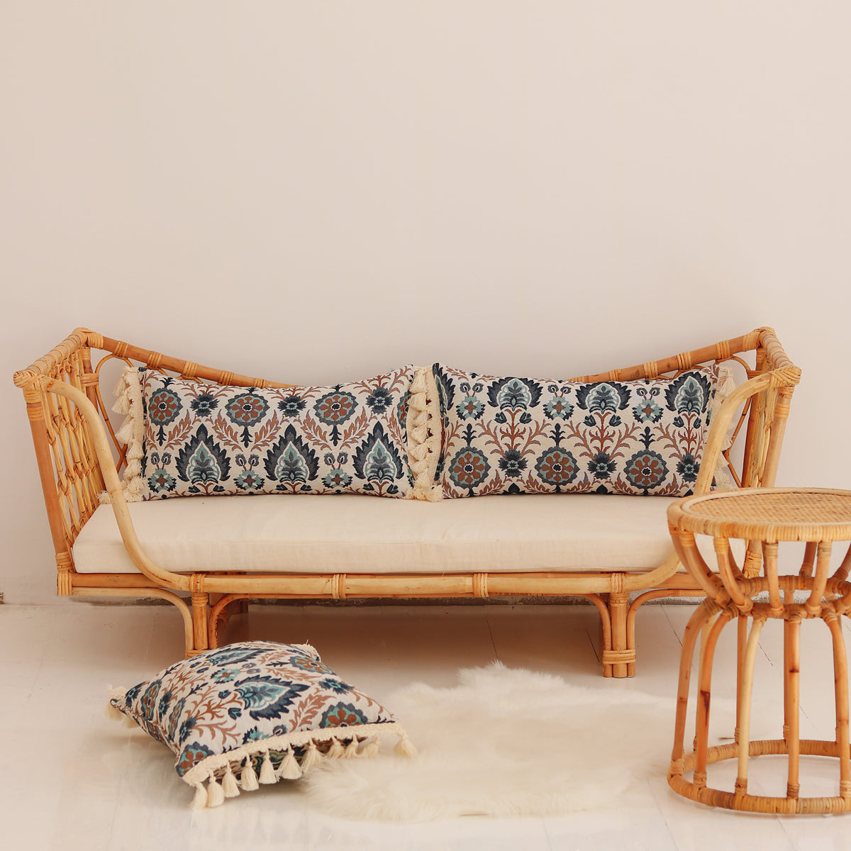 Cojines decorativos estilo boho con diseños étnicos en color azul