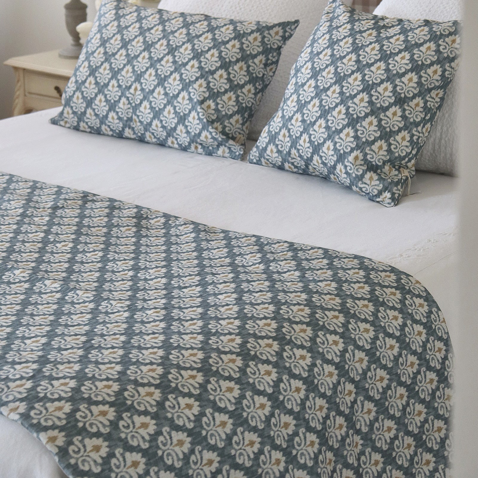 Cojines Ikat mustard decoración de dormitorio de matrimonio