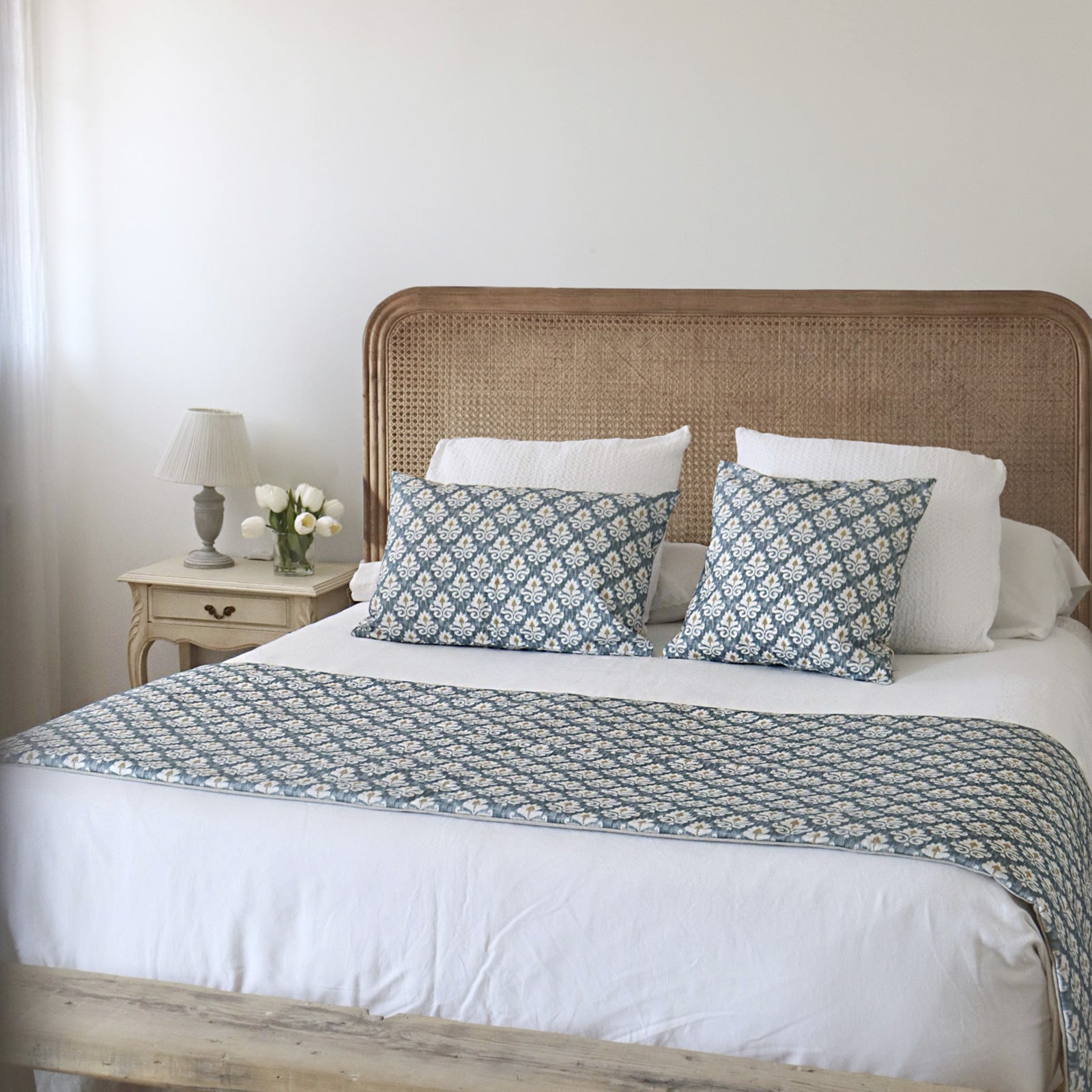 Conjunto plaid y cojín para cama de matrimonio estampado damasco azul y mostaza