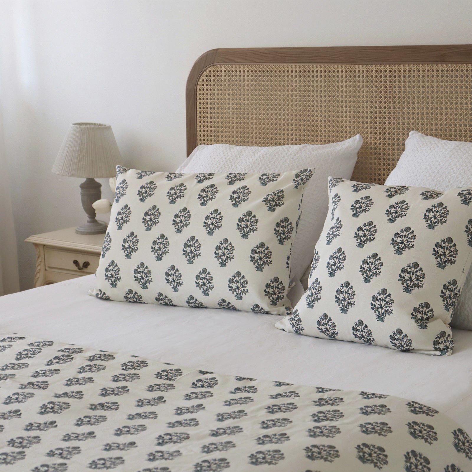 Conjunto de plaids y cojines Blossom Blanc Alfmabi