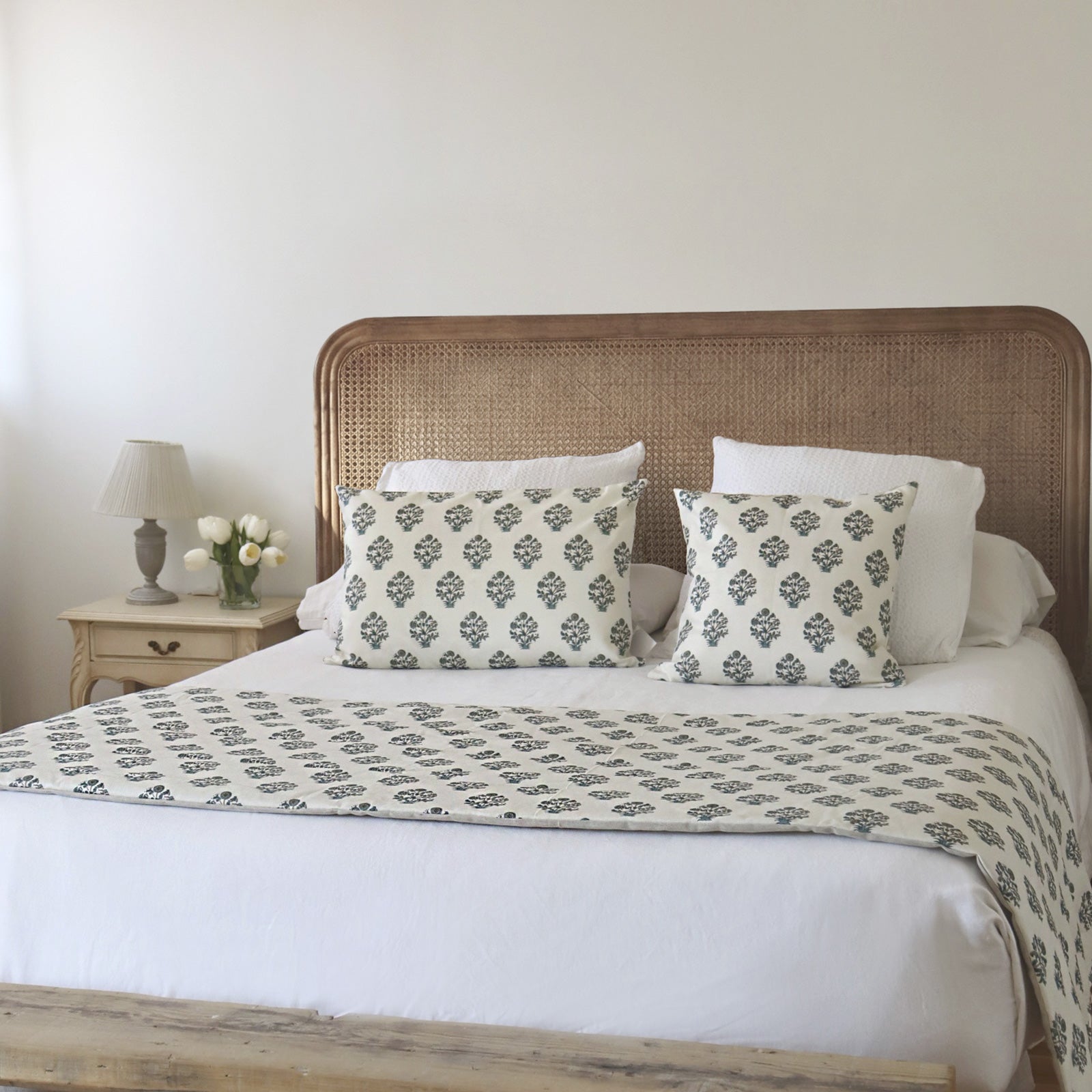 Conjunto de plaid y cojines flores verde alfmabi