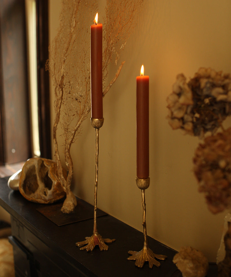 Decoración de mesas especiales con candelabros en latón oro