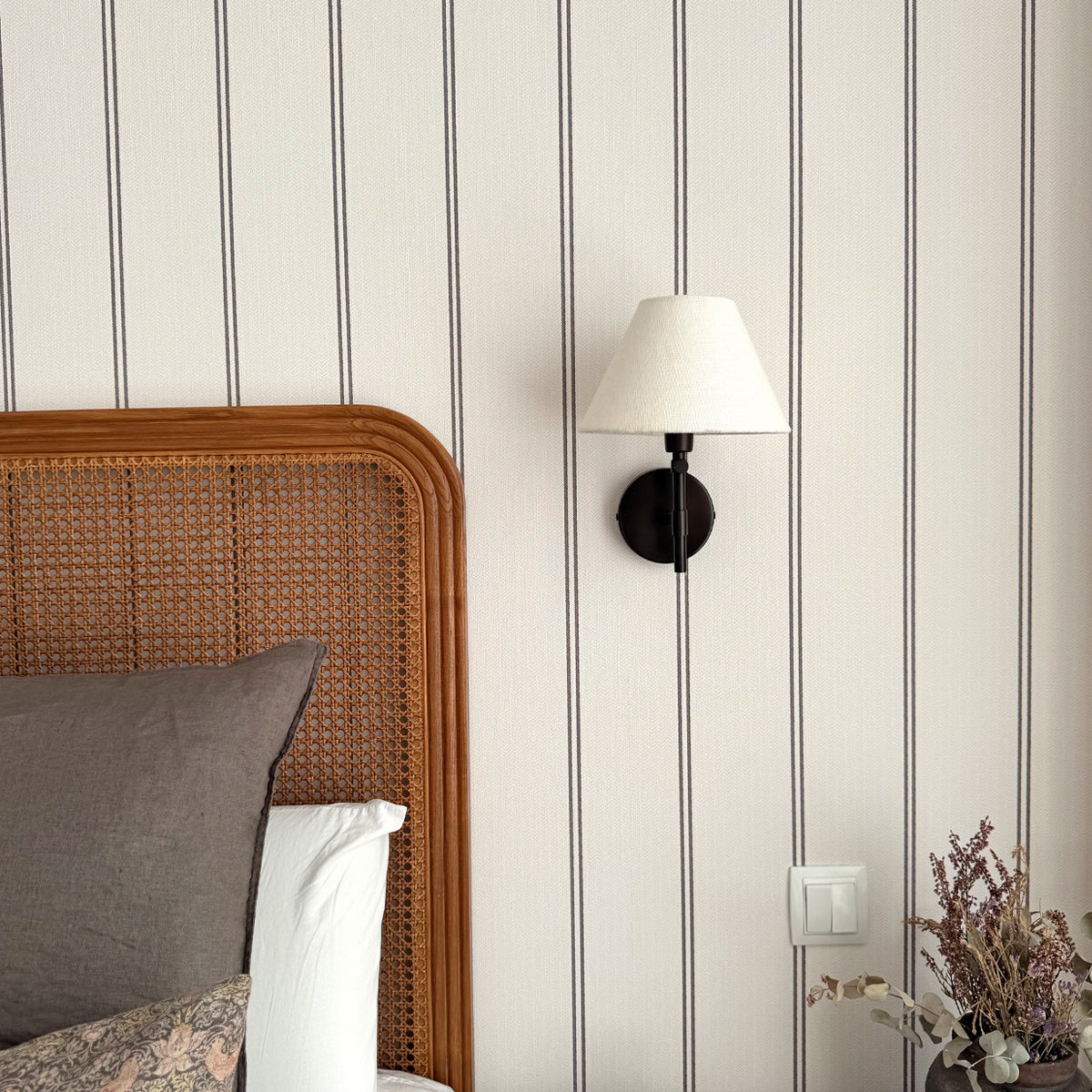 Dormitorio principal con papel pintado rayas negras