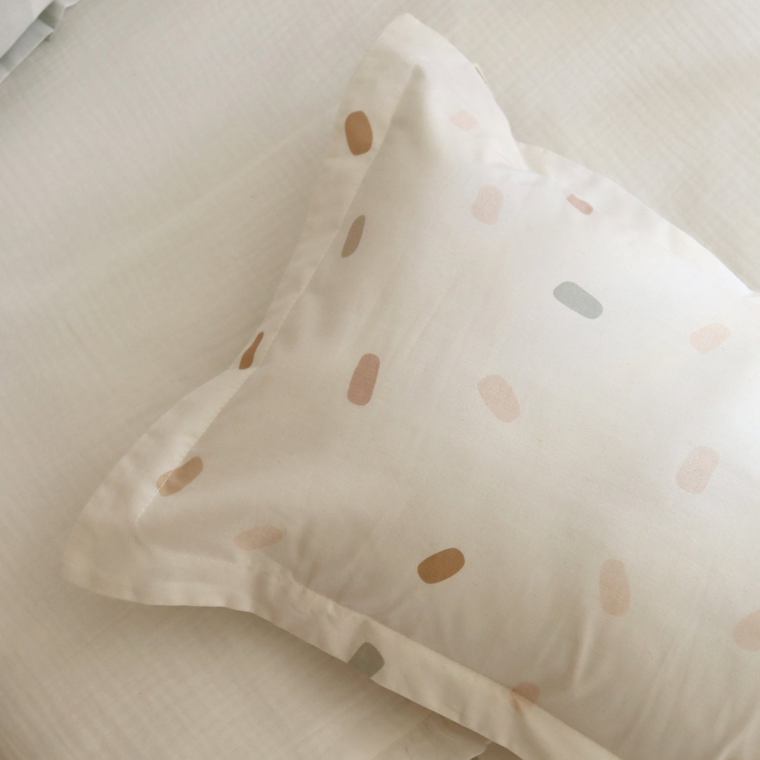 Funda de almohada Confetti con borde liso para cuna