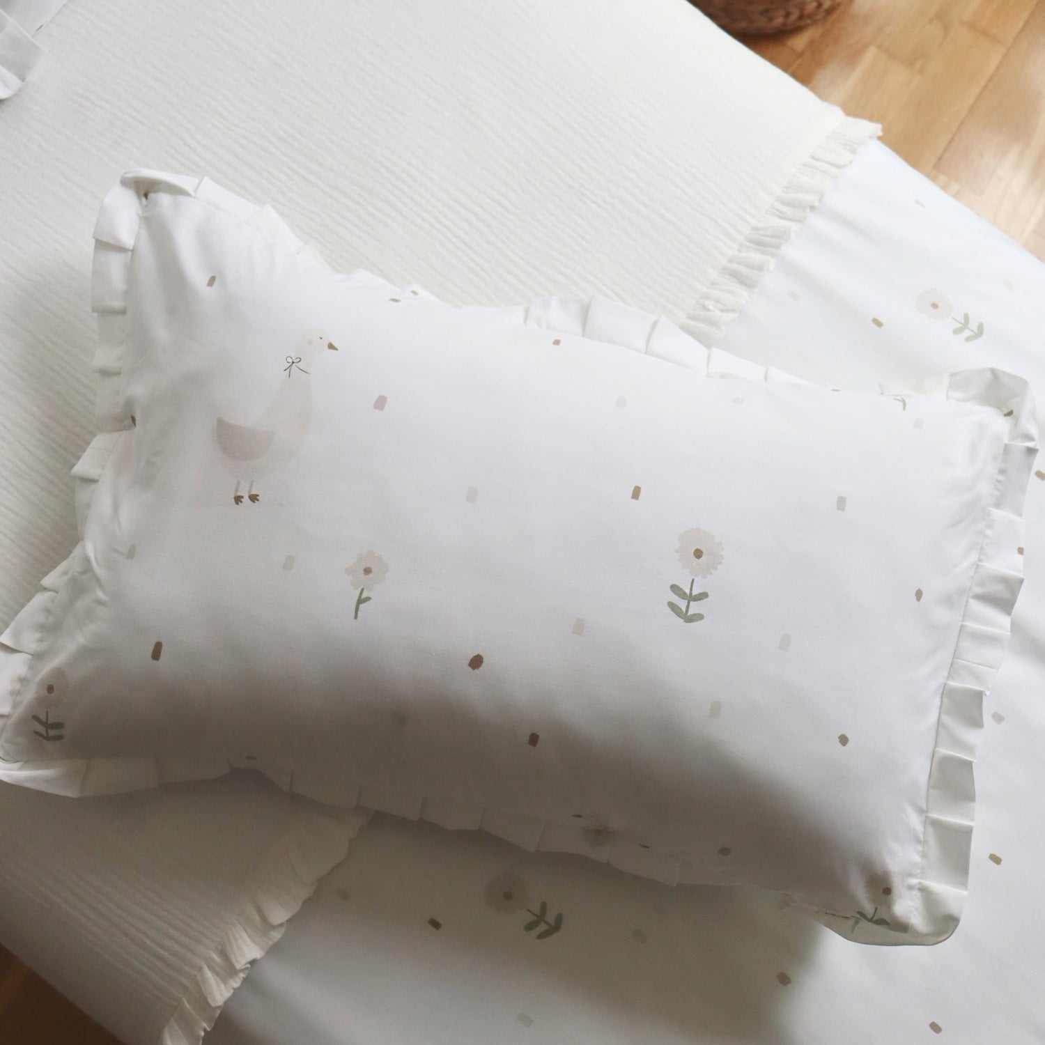 Funda de almohada rectangular Gansa Lucy con volantes