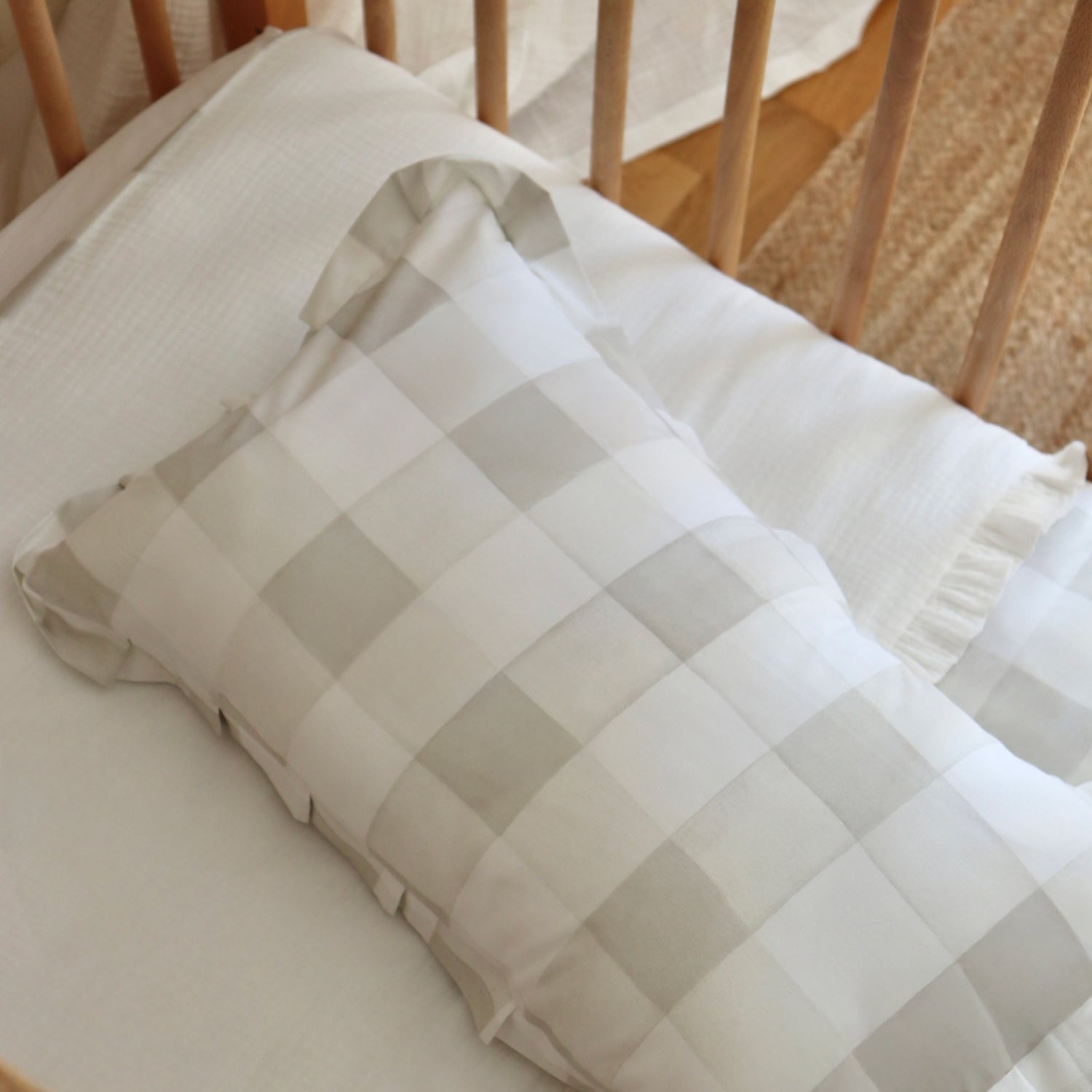 Funda de almohada con volantes rectangular vichy gris