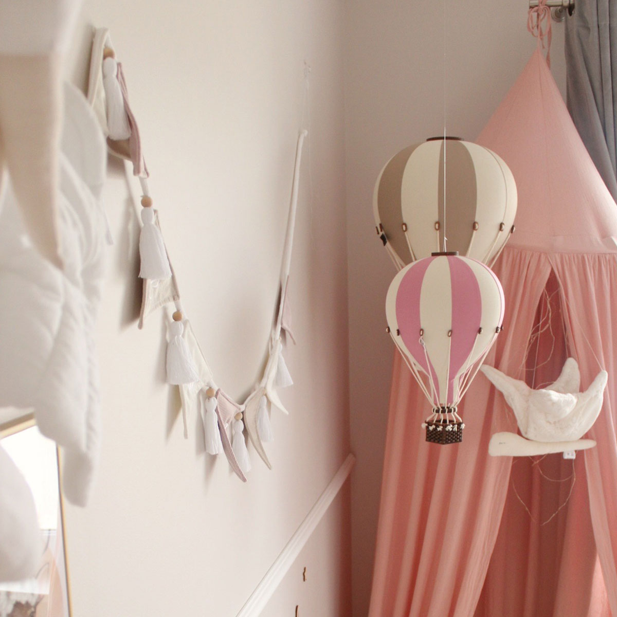 Globo aerostático para decoración de habitación infantil rosa y beige
